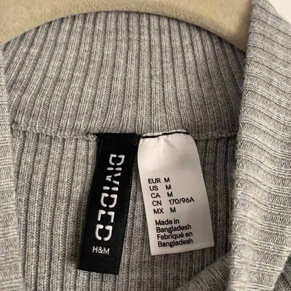 H&M cutout mock neck sweater - Picture 2 of 2